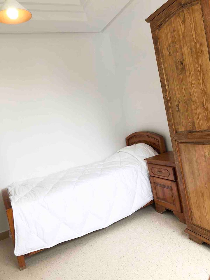 Spavaća soba dva kreveta za odrasle s garderobom