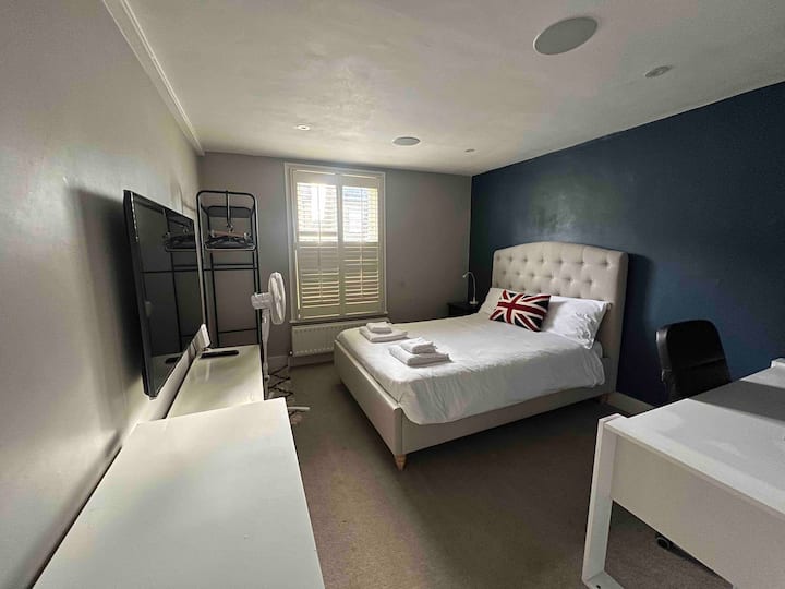 Spálňa 2 - manželská posteľ s rodinnou kúpeľňou vedľa