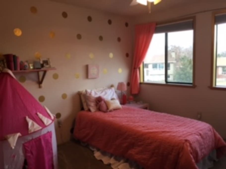 Bedroom 1: Twin bed that can become a double.