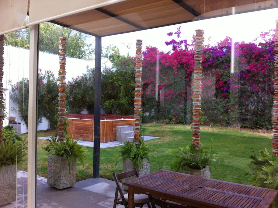 Jardín con jacuzzi para 8 personas