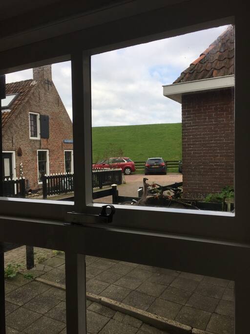 De Waddenzee-dijk vanuit huis