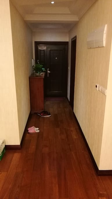 这里是家入门,有实木鞋柜。厕所在右边