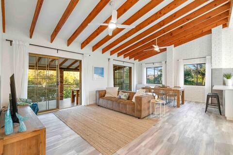 Top Airbnb: 100m to Peregian Beach Village & 200m to sand. in Peregian Beach