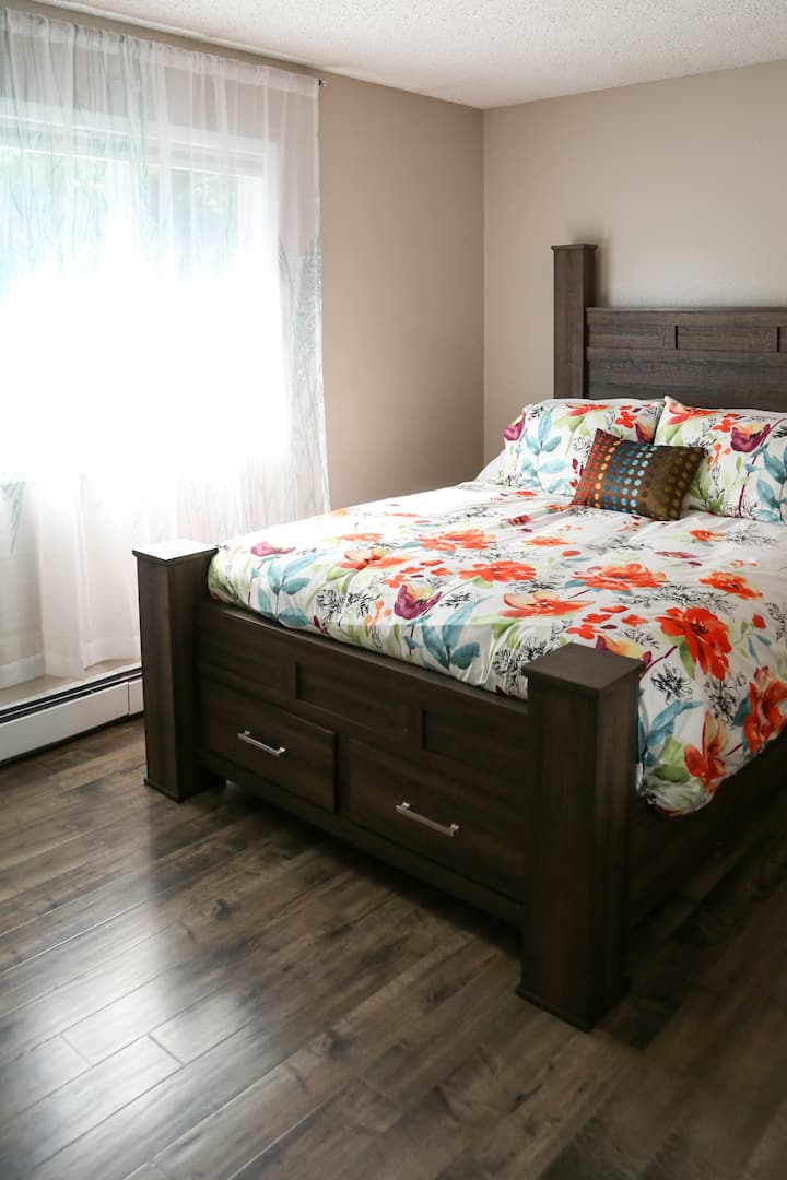 ห้องนอนใหญ่พร้อมเตียงควีนไซส์