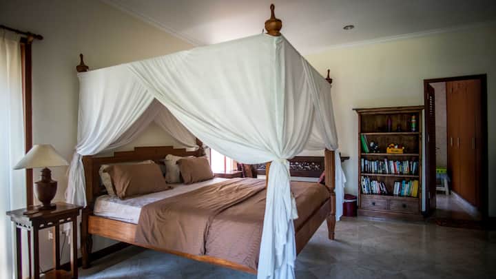 Dhomë gjumi e mobiluar antike prej mermeri me ajër të kondicionuar, krevat dopio "king", banjë en suite, me dushe të nxehta brenda dhe jashtë. Dhoma jonë është krejtësisht private, me qasje të drejtpërdrejtë në kopshtin tonë të madh tropikal dhe e përkryer edhe për një çift, një familje të vogël ose një grup prej 3 të rriturish gjithashtu!