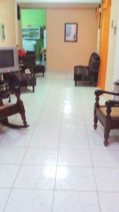Sala de estar con televisor