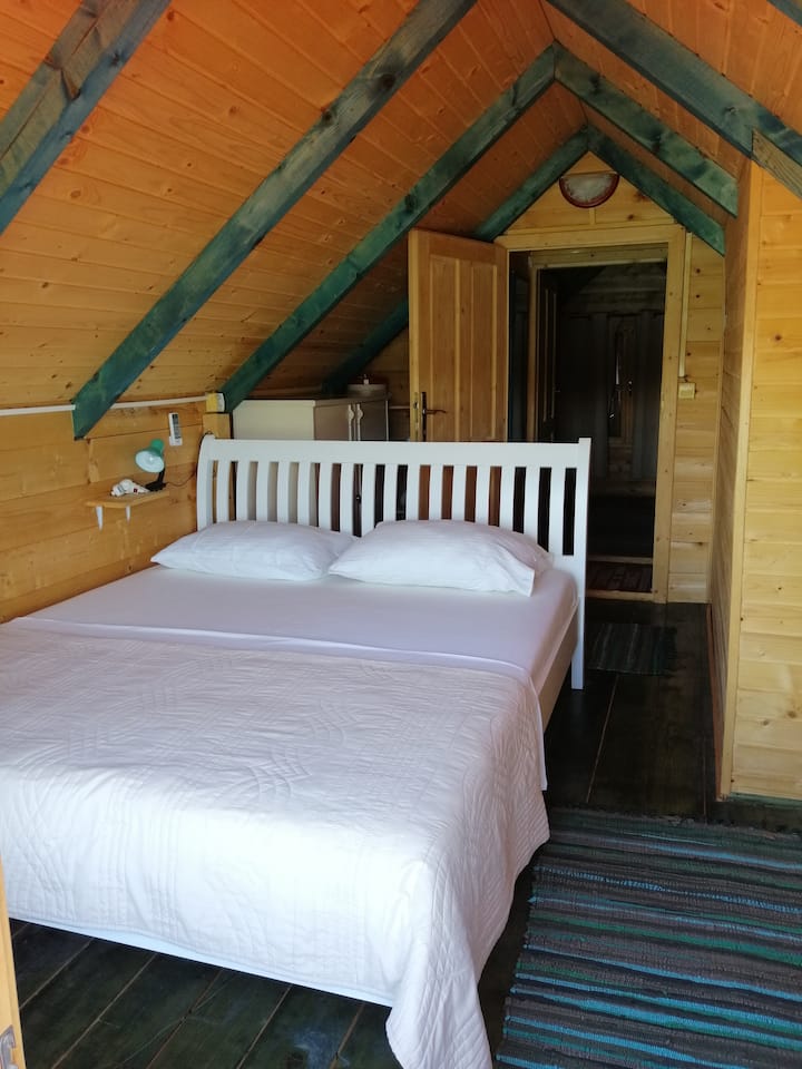 Spálňa na hornom poschodí ( manželská posteľ 180x200 ) s magickým výhľadom na rieku