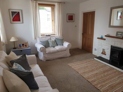 3 Bedroom, Cosy Coastal Retreat. Great location.