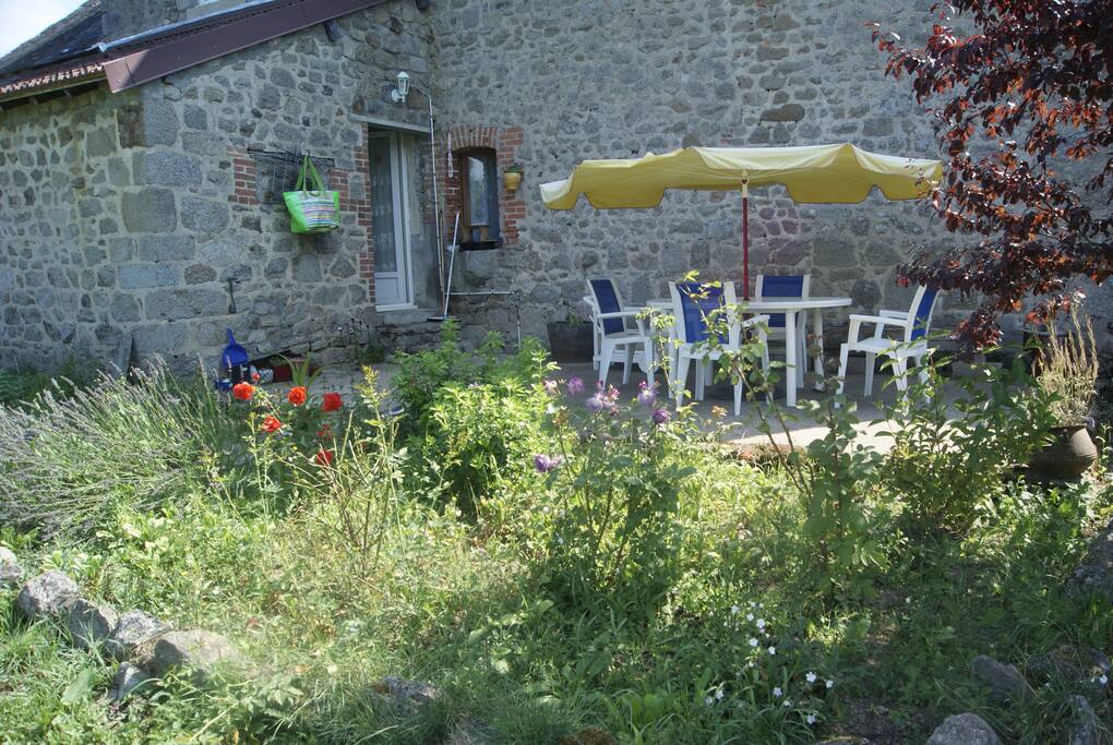 terrasse sans vis-à-vis donnant sur 1 hectare de terrain et sa nature foisonnante.