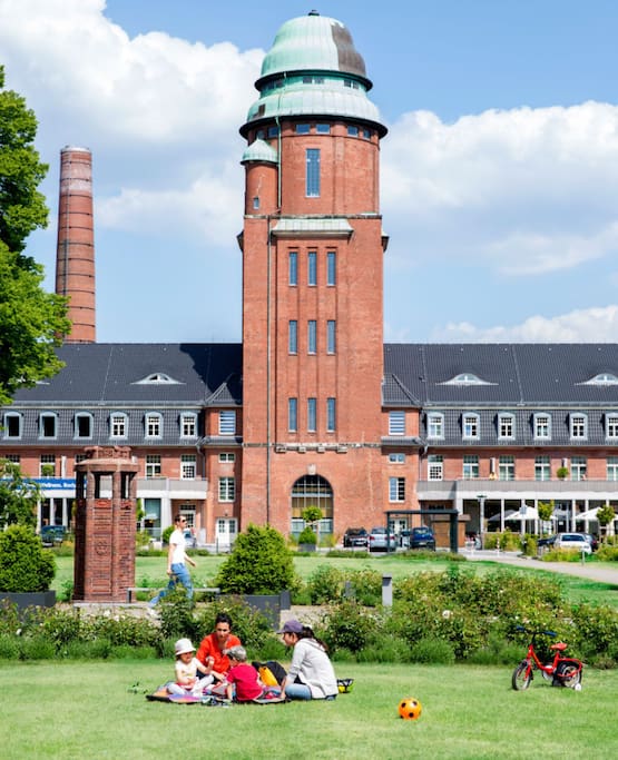 das Wasserturmpalais beherbergt jetzt ein Sport- und Wellnesseinrichtung sowie einen Biergarten