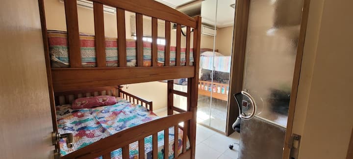 Apartman s dva kreveta na kat u obliku kreveta na kat (madrac, „neženja”= 1,10m); klima-uređaj i električni tuš. Djelomičan pogled na rijeku Tapajós i zalazak sunca.