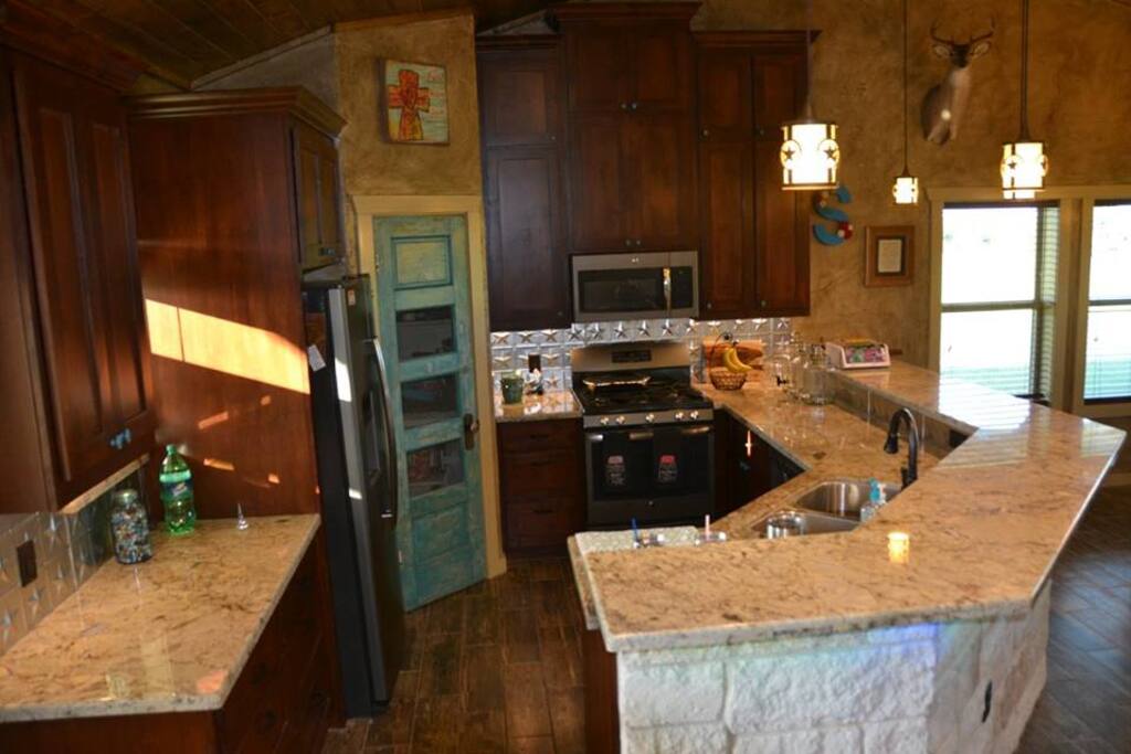 Well designed kitchen with all of the amenities!