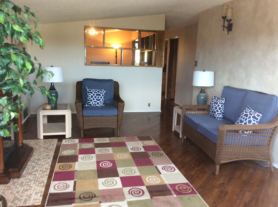 LARGE COMFORTABLE LIVING ROOM