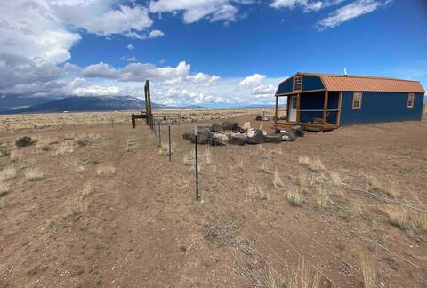 Peaceful off-grid cabin at Alamo Alpaca Ranch