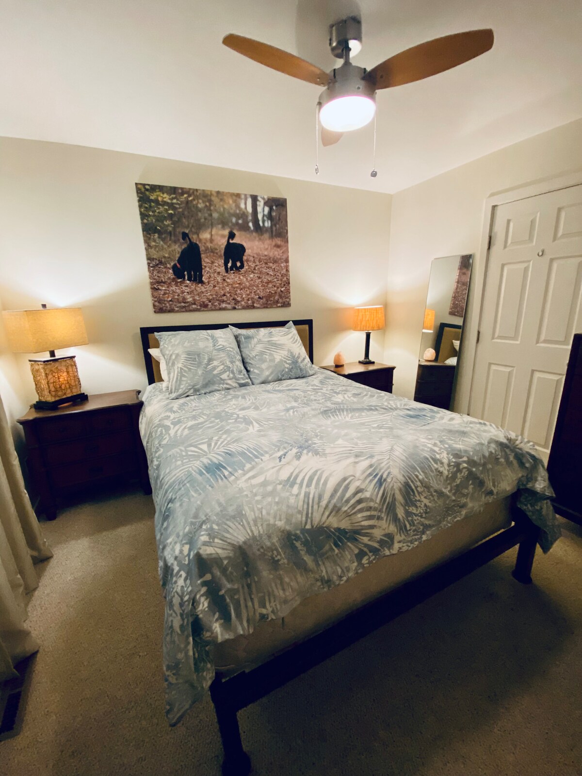 标准双人床，卧室位于主楼层。 