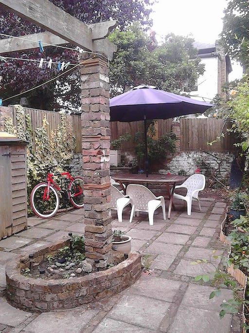 Look at that! such a nice and cosy garden.