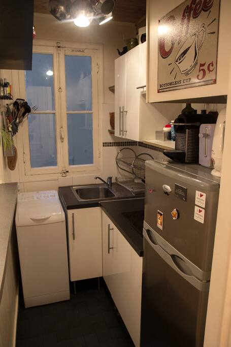 Cuisine avec grand frigo, plaque vitro-céramique, machine à laver.