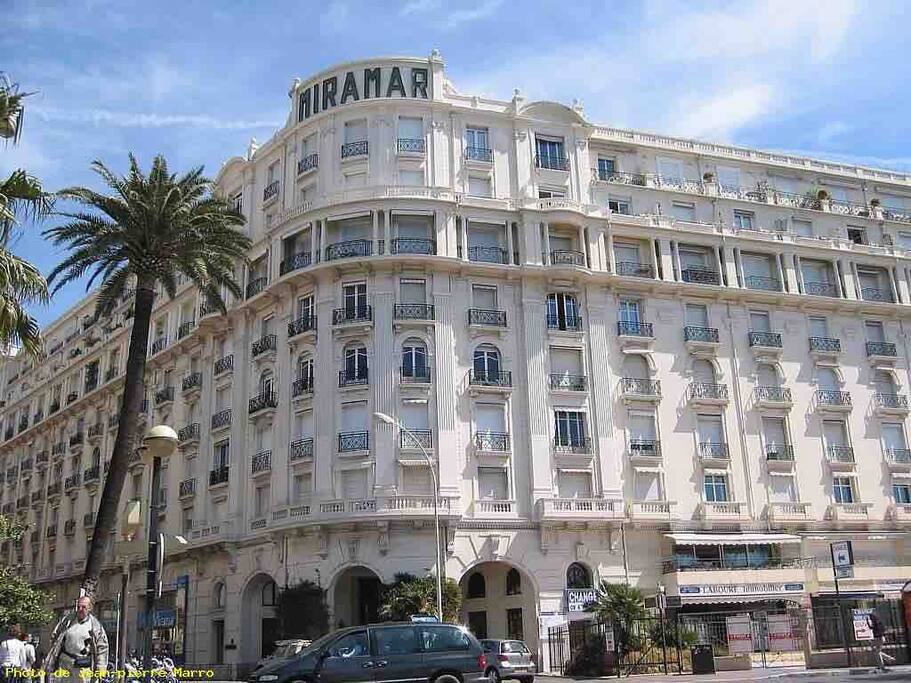 Palace Cannois Situé Sur L'avenue De La Croisette