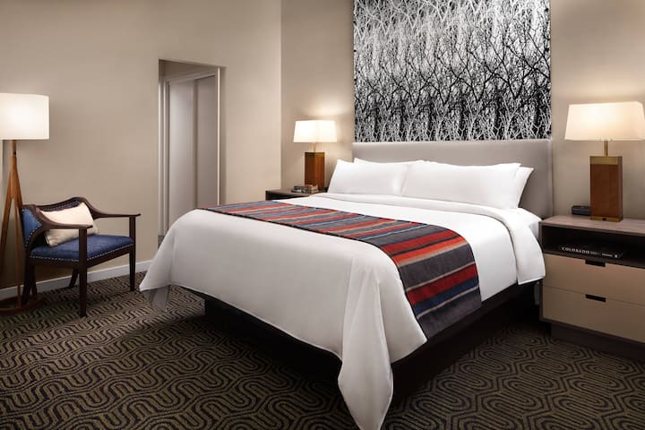 2号卧室配有一张加大双人床和第三个卫生间。