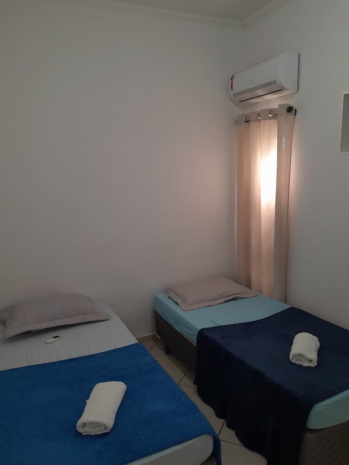 חדר שינה עם שתי מיטות יחיד, מזרני קצף D33, סדינים מצמר כותנה (150 חוטים) וציפיות, מגבות, שמיכות ומיזוג אוויר.