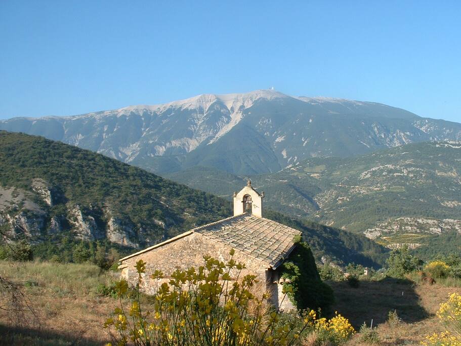 la chapelle du hameau, face au mont Ventoux