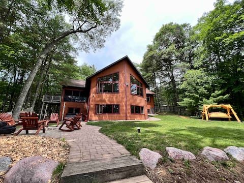 Spacious Lakefront Home Full of Amenities & Fun!