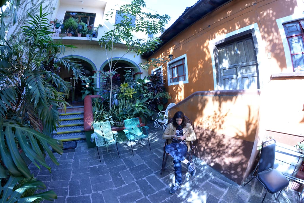 El patio es un lugar fresco para descansar los dias calurosos