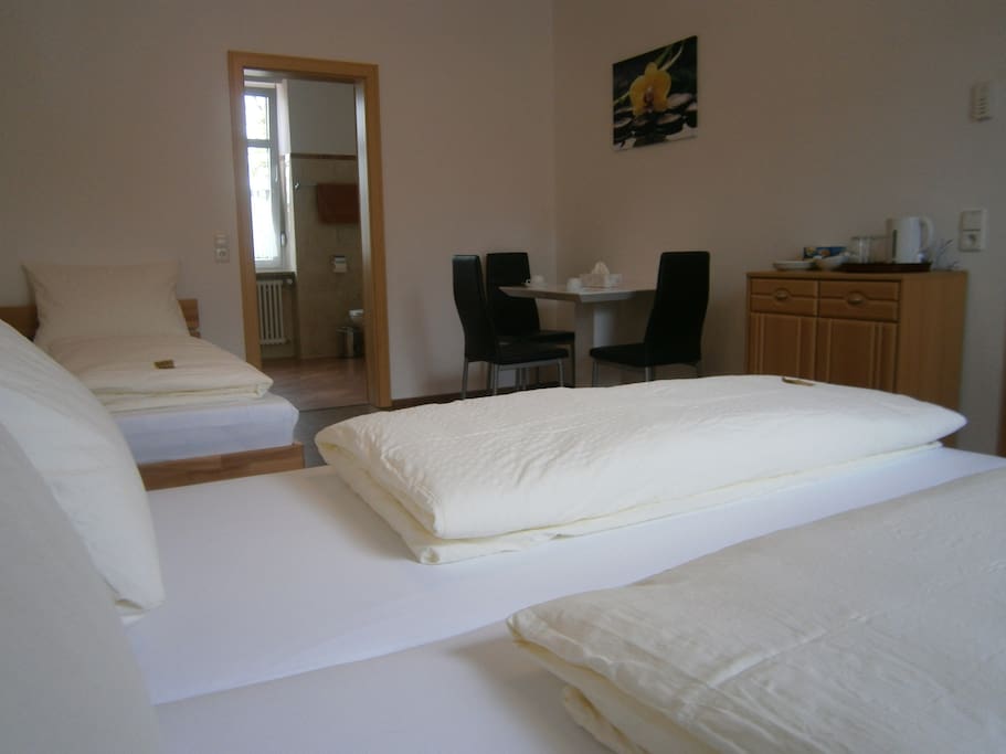 Einzel- & Doppelbett mit Essbereich
