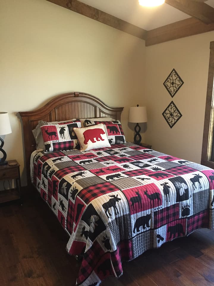 Queen bedroom with ensuite bathroom