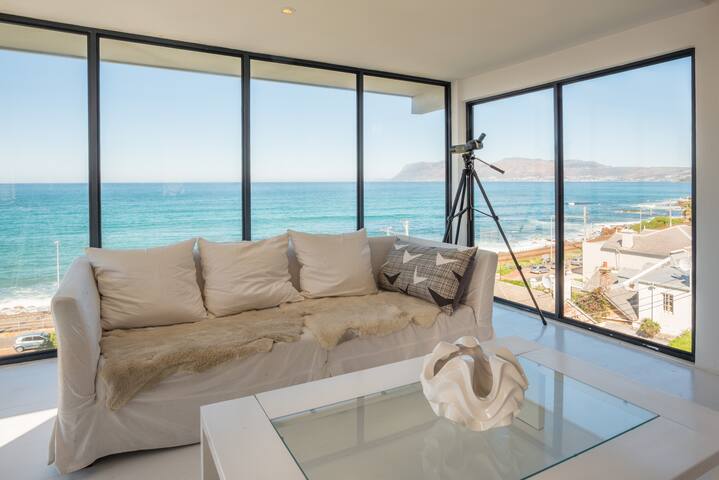 Contemporary beach house with elevated sea views. gallery image 5