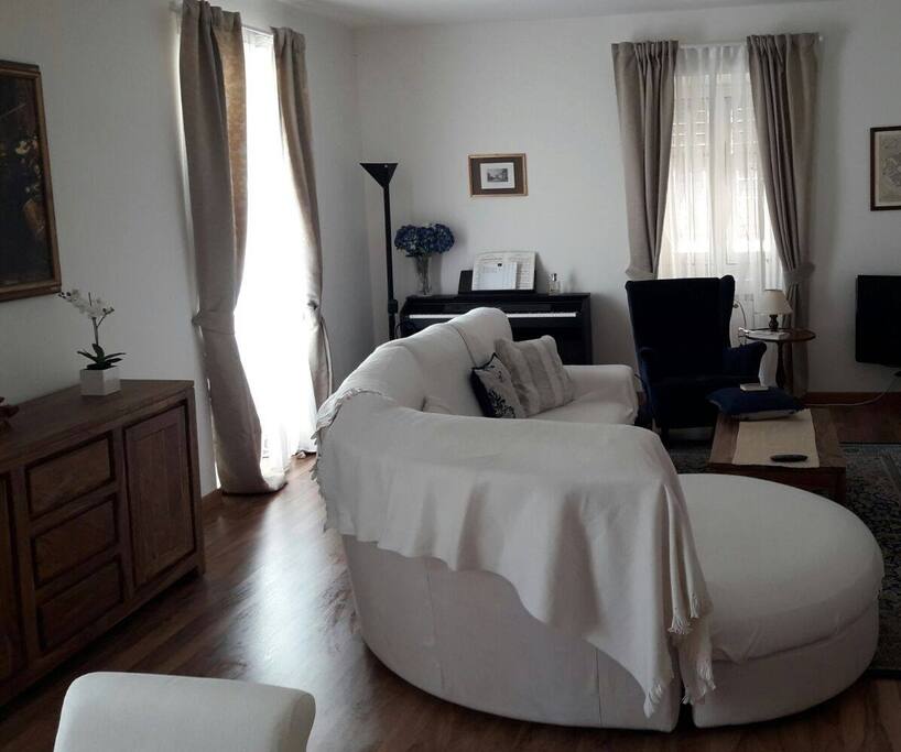 Large shared sittingroom, right view