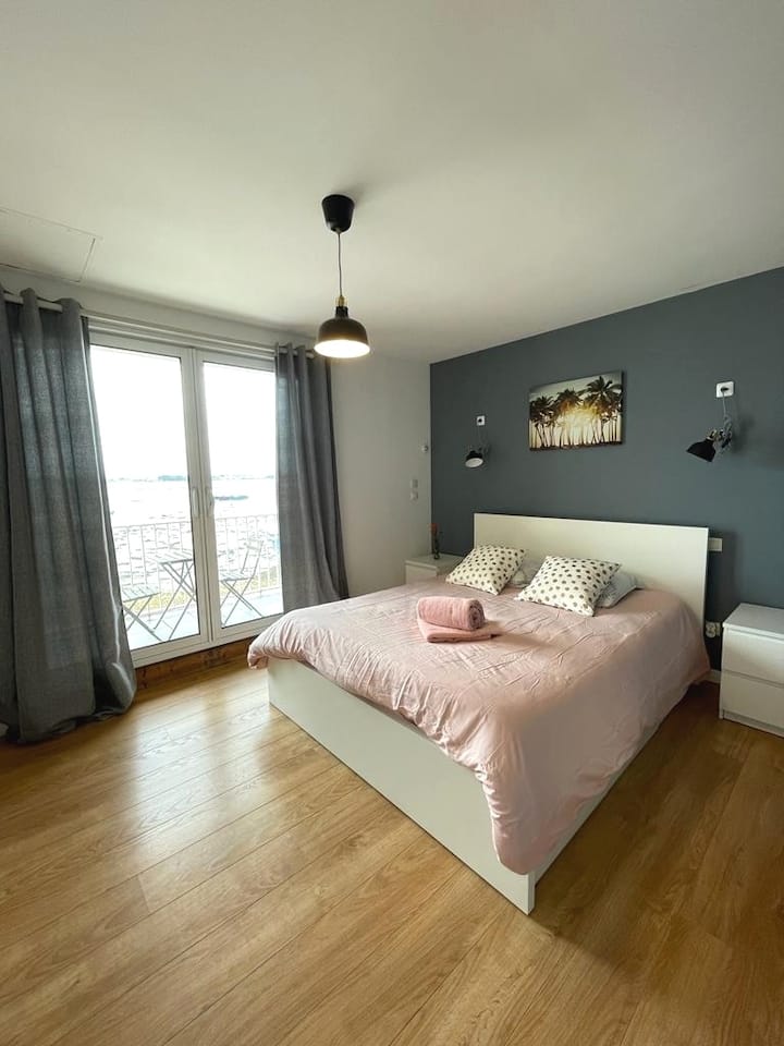 غرفة النوم المزدوجة، مع شرفة على البحر وغرفة ملابس. 