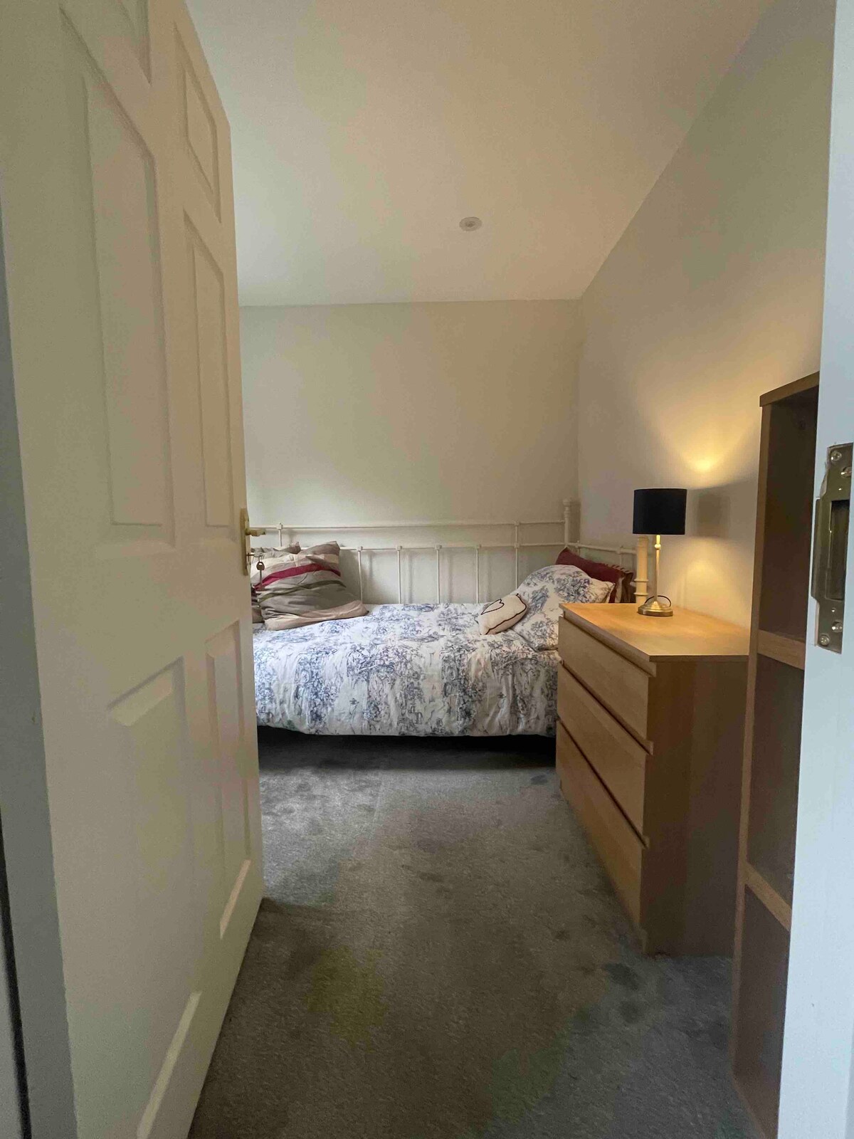 Kitanda kizuri cha mchana kwenye ghorofa ya kwanza na WARDROBE, kifua cha droo na taa. 