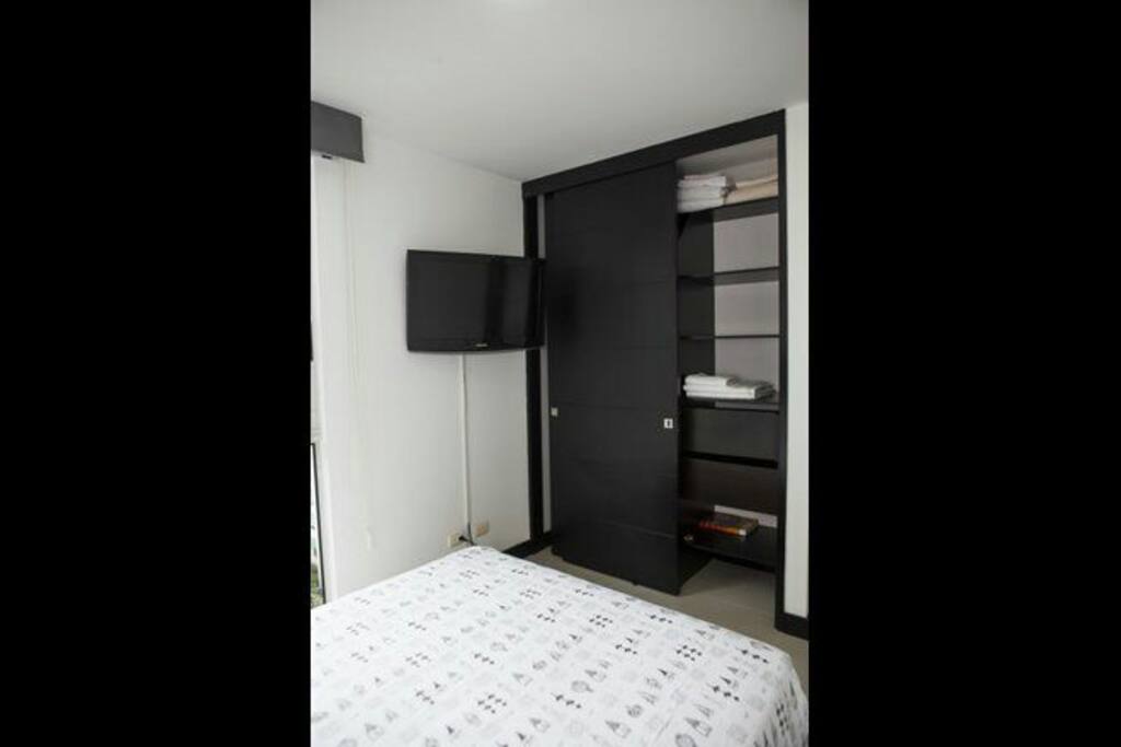 habitación cómoda con colchón doble pilo