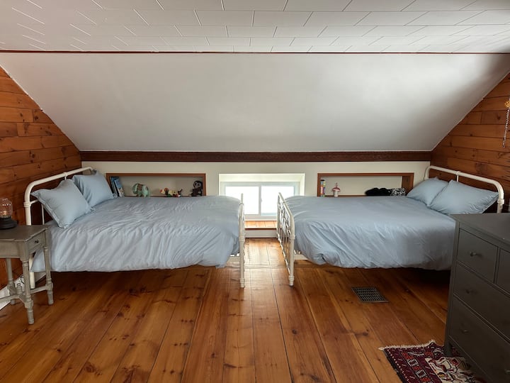 سريران كاملان مقابل أسرّة بطابقين. مساحة كبيرة لخزانة الملابس.