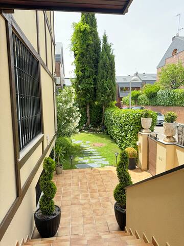 Moderna Casa de Lujo con Jacuzzi en el jardín gallery image 4