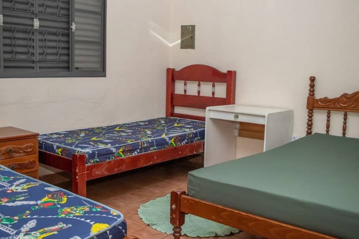 Spálňa 1 s manželskou posteľou, dvoma samostatnými posteľami a dvoma nočnými stolíkmi