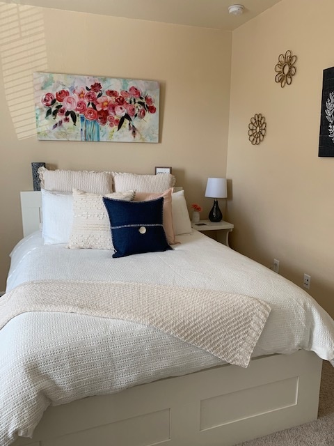 Chumba cha kulala kilicho na kitanda cha kustarehesha, televisheni ya kebo, sehemu ya kuweka mizigo, mavazi na viango vya ziada.  Kila kitu unachohitaji kwa ajili ya ukaaji wa starehe.