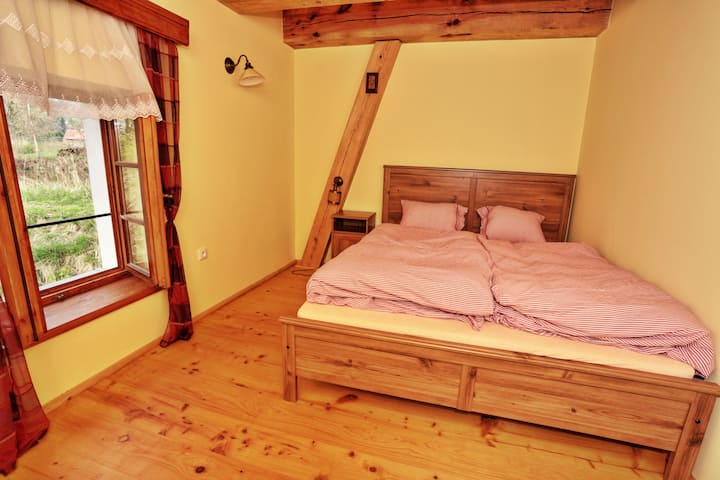 Drugie piętro - pokój gościnny z niesamowitym widokiem na młyn.