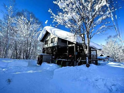 Slow House Niseko with Private Onsen/Hot Spring
