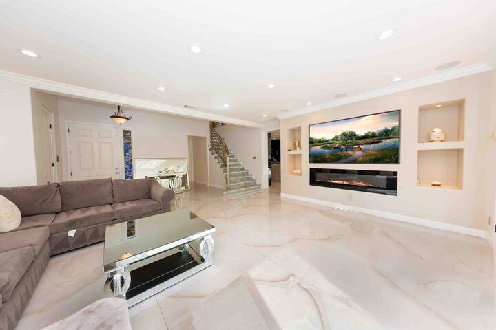 Luxury Pool Home, Magic Mountain gallery image 3