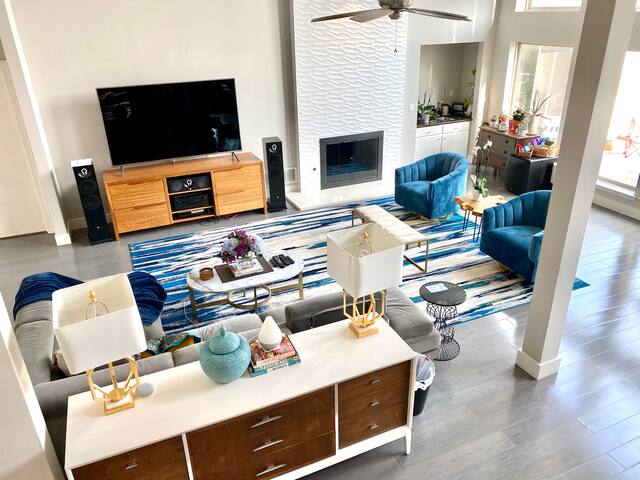 LUX MODERN BRIGHT 5BR HGTV HOME w/PRIV. POOL OASIS gallery image 4