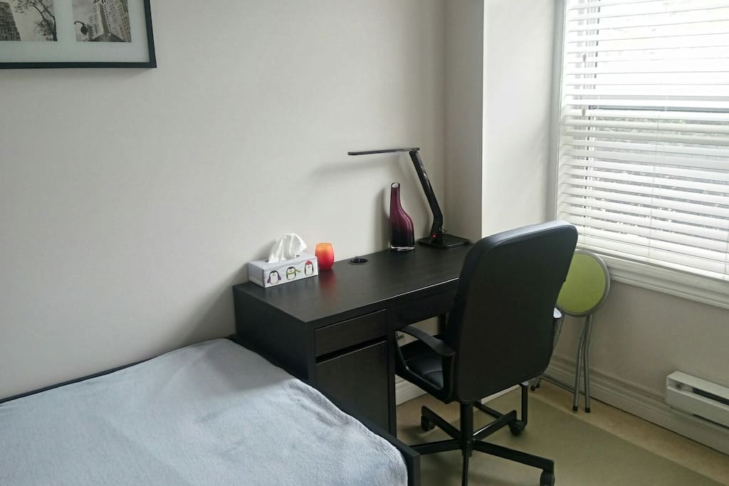Private Bedroom - Desk