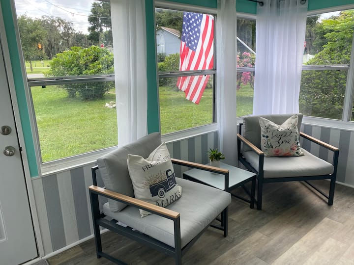 Front Florida room with coffee bar