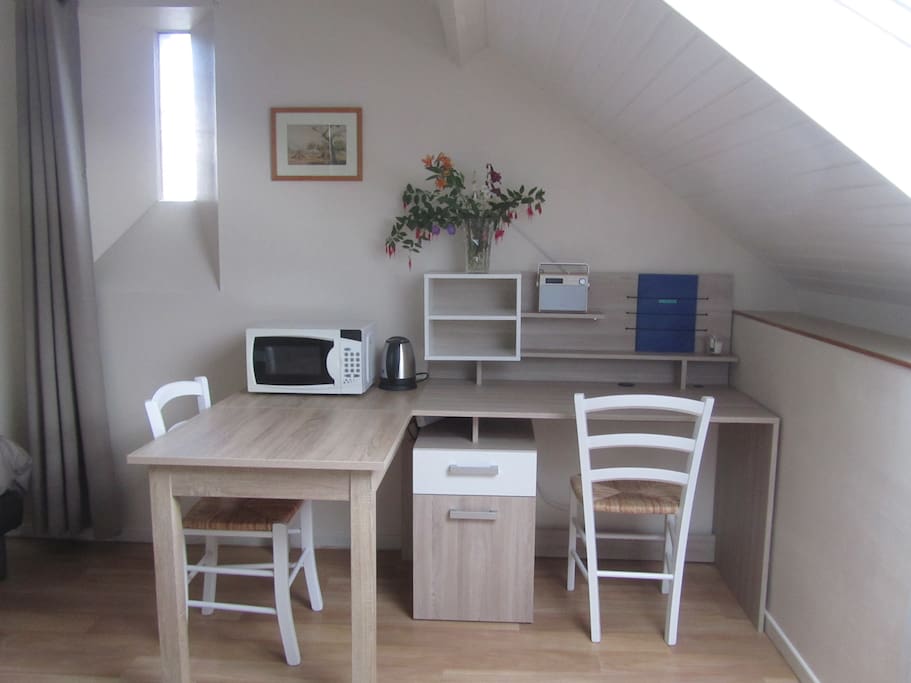 table bureau équipée avec micro onde , bouilloire , radio, wifi