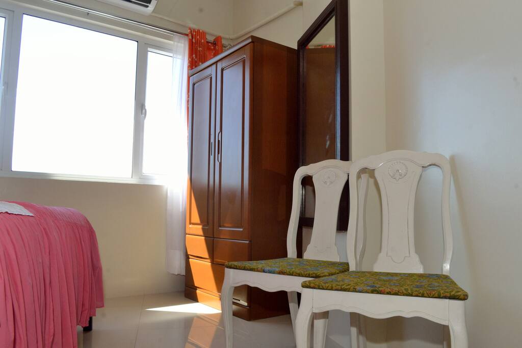 EXTRA SEATING FOR VISITORS