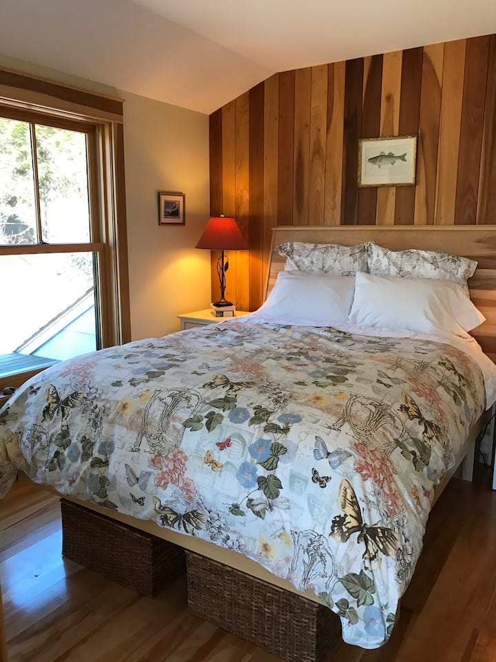 Cama tamaño queen hecha a medida con la cabecera perfectamente inclinada para leer