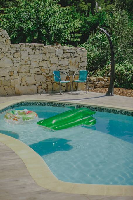Piscine avec douche solaire