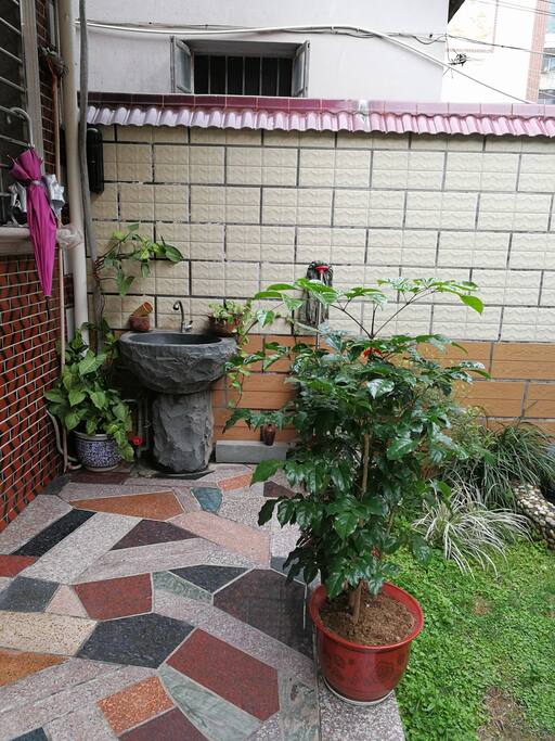 屋檐下的青石洗手盆