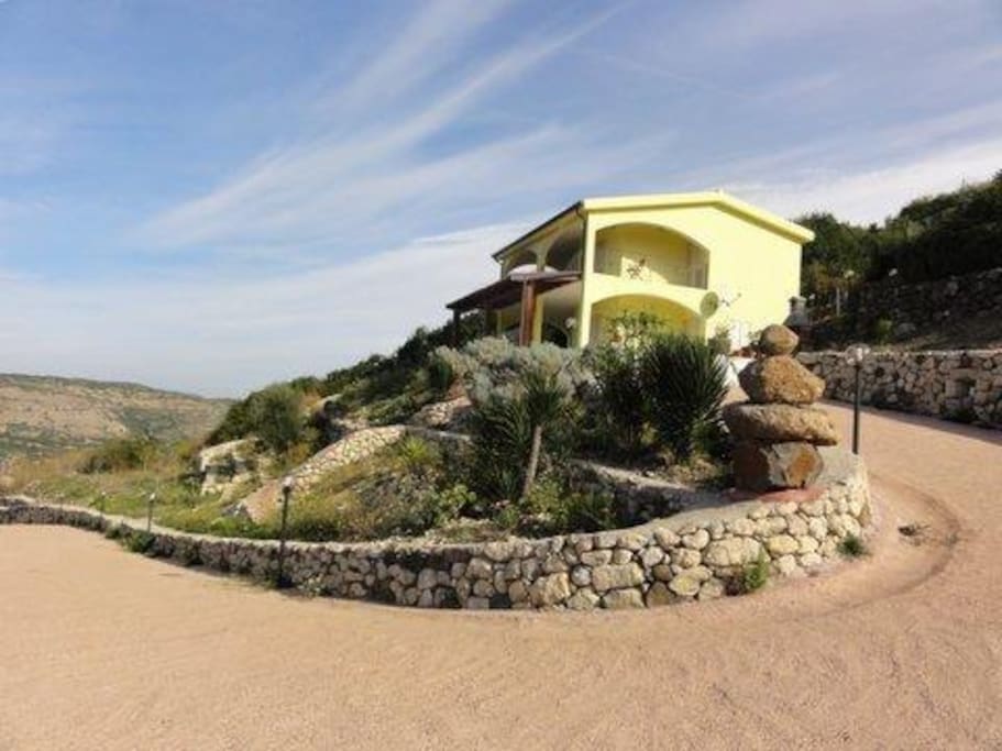 Private drive to villa, ample parking!